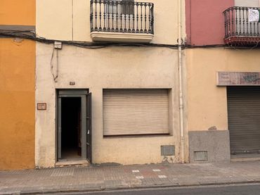 Adossat amb balcó en venda a Carrer de la Indústria
