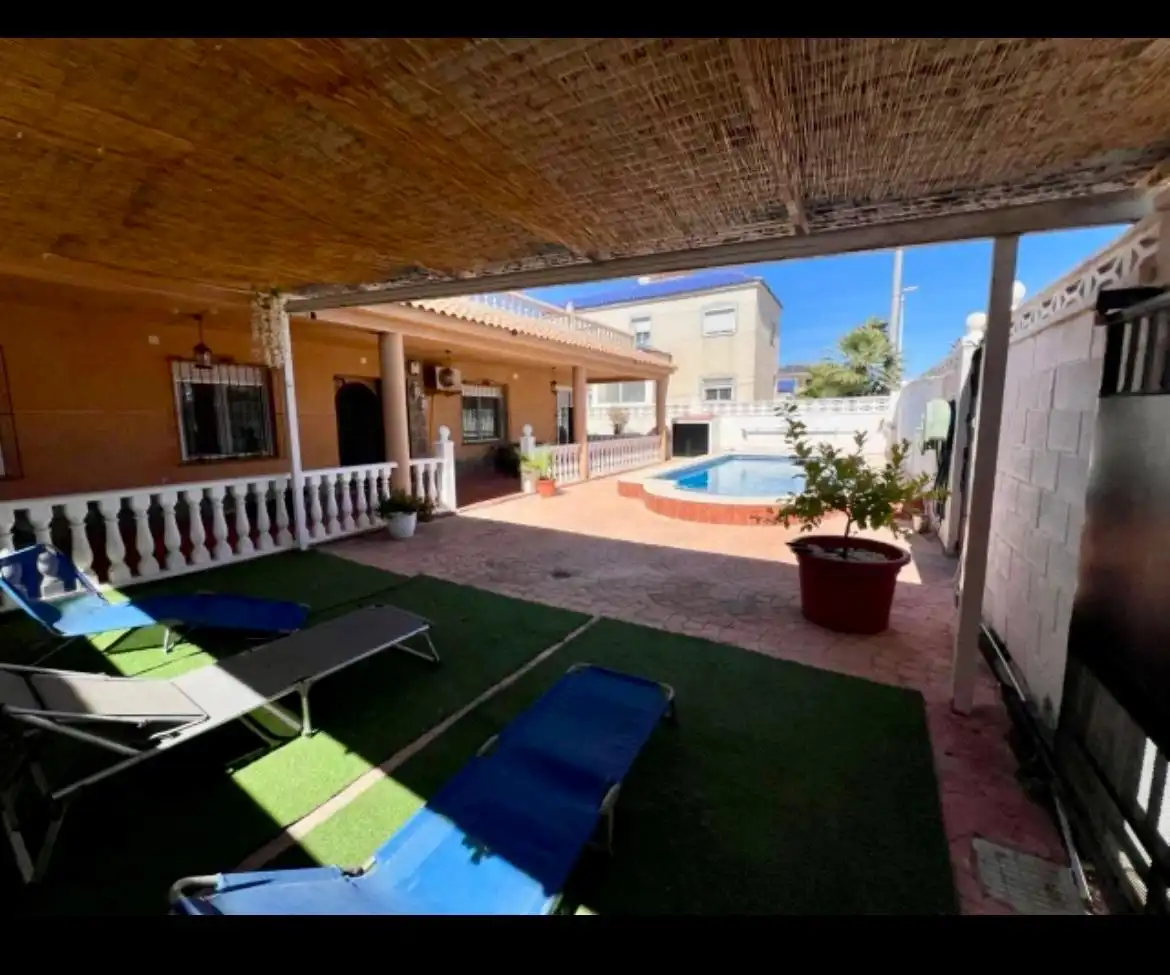 Vista exterior de Casa o xalet en venda en Elche / Elx amb Aire condicionat, Piscina i Moblat