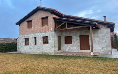 Vista exterior de Casa o xalet en venda en Albillos amb Calefacció, Jardí privat i Moblat