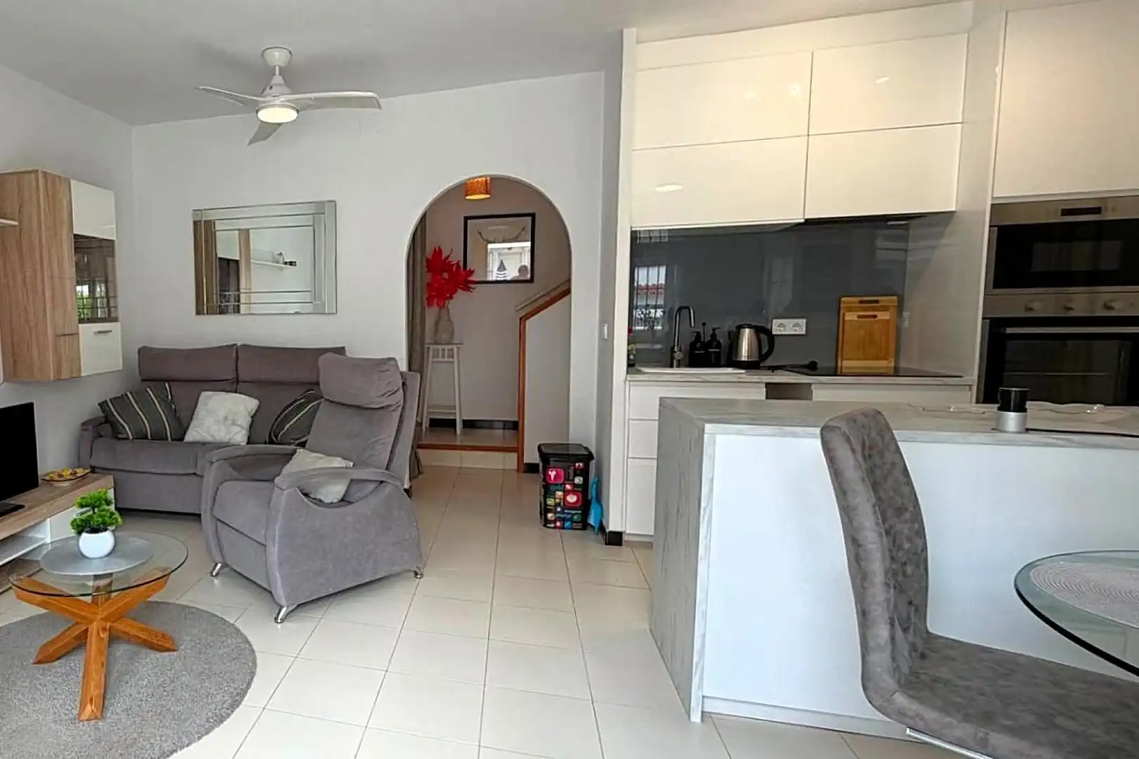 Wohnzimmer von Einfamilien-Reihenhaus zum Verkauf in Torrevieja mit Klimaanlage, Heizung und Terrasse
