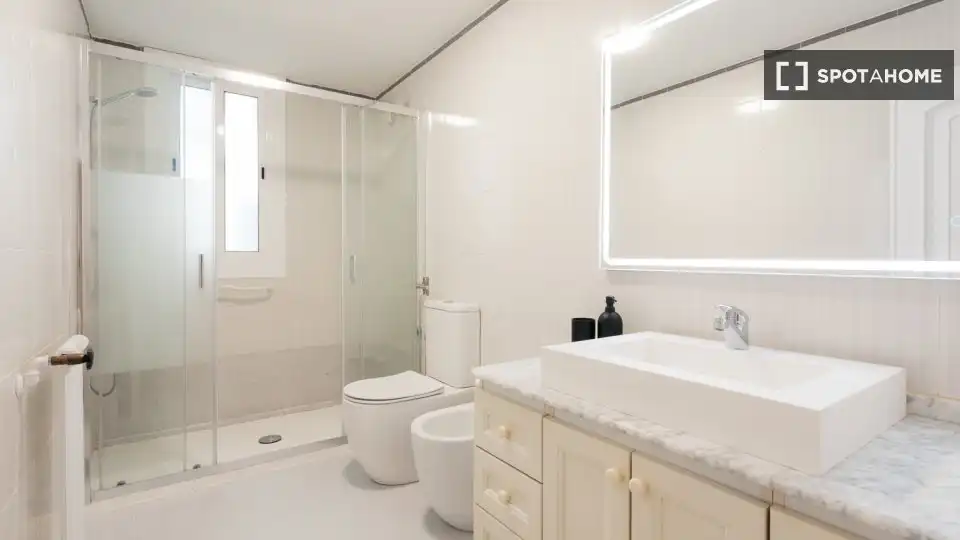 Bathroom of Flat for rent in Valencia  with Air Conditioner, Heating and Furnished