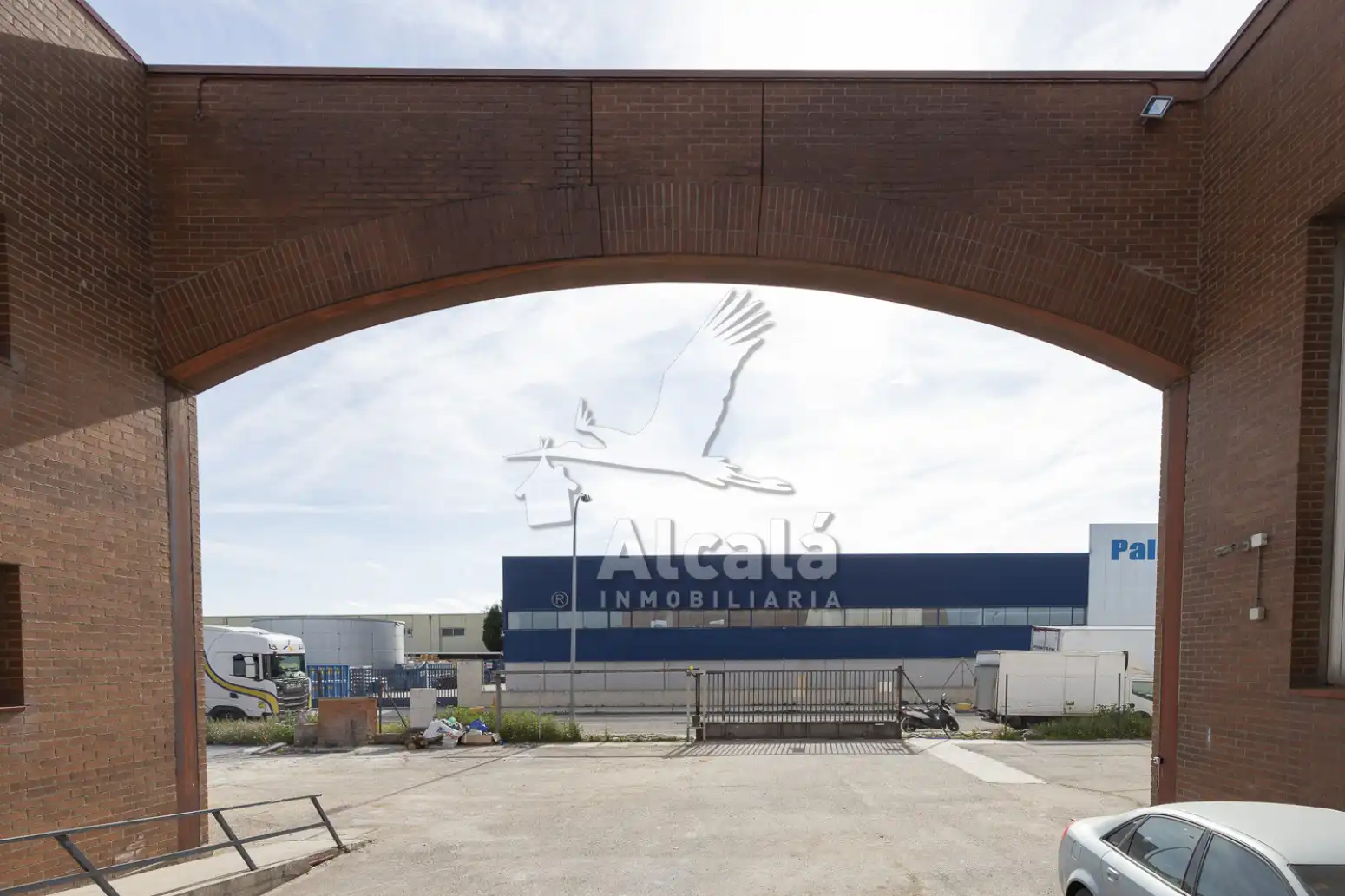 Vista exterior de Nave industrial en venta en Alcalá de Henares