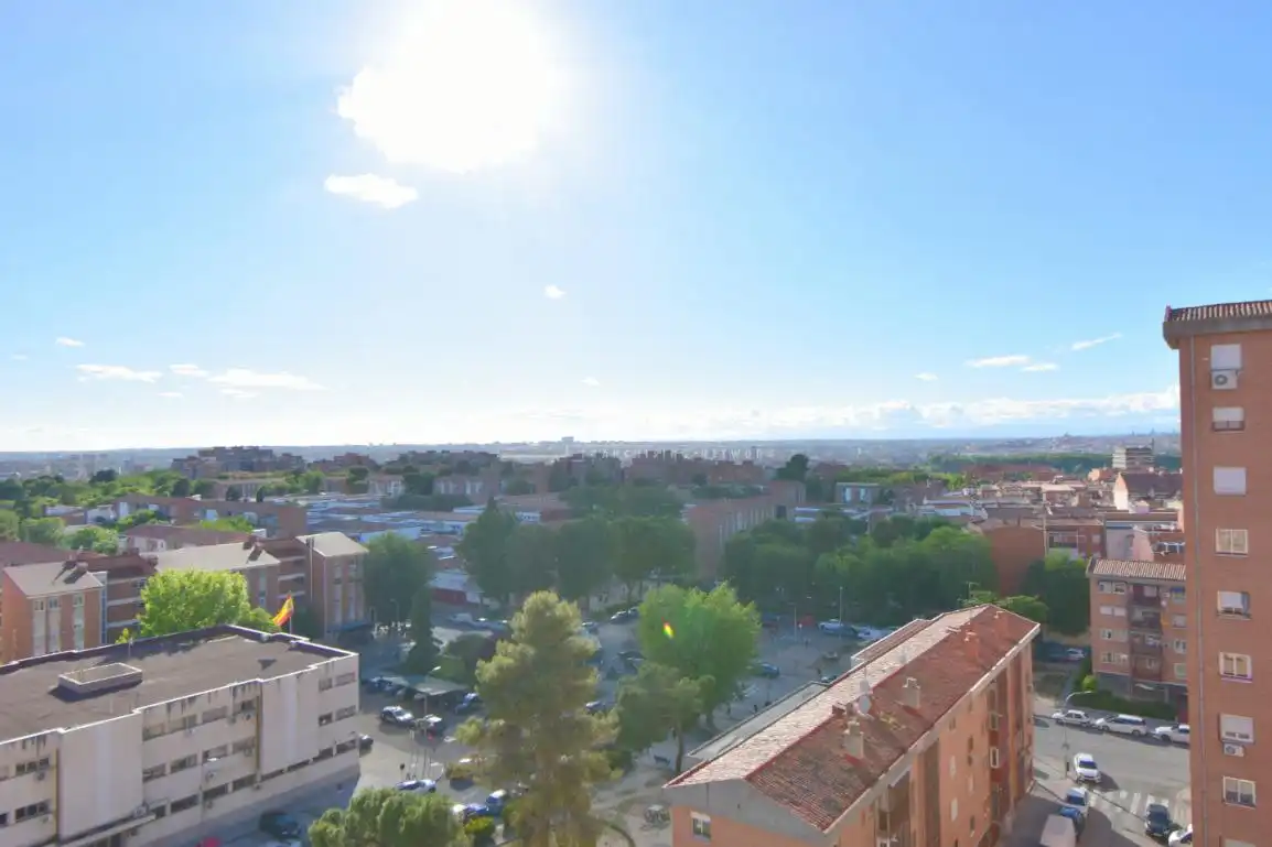 Vista exterior de Piso en venta en Madrid con Calefacción, Parquet y Terraza