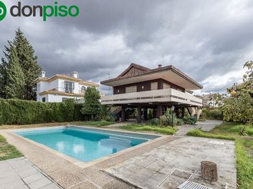 Casa amb balcó en venda a Avenida HUETOR VEGA
