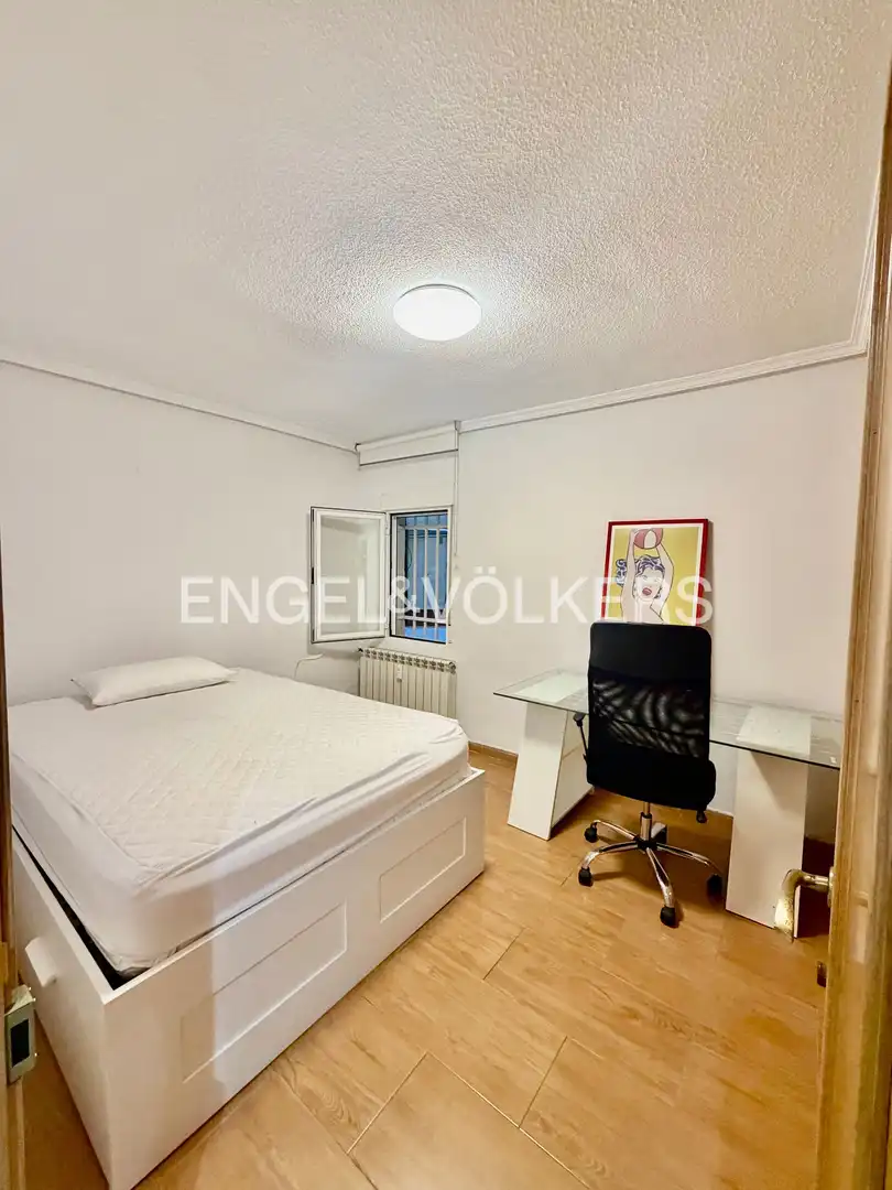 Schlafzimmer von Wohnung zur Miete in Madrid mit Heizung, Parkett und Möbliert