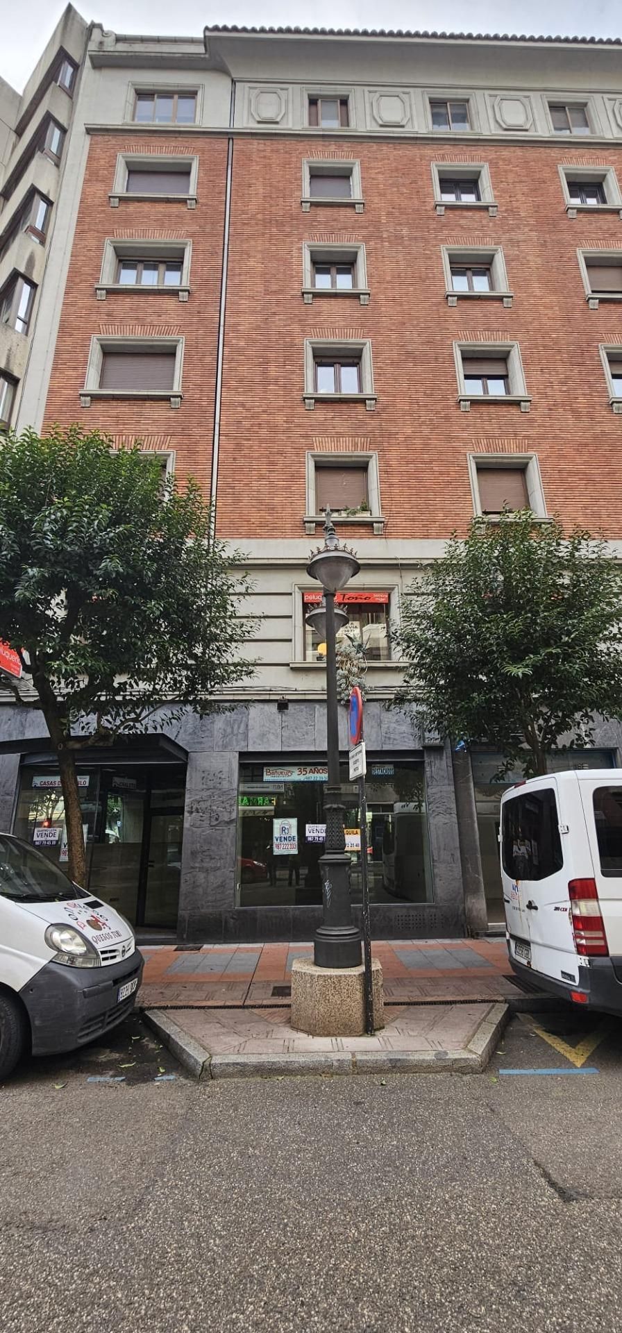 Vista exterior de Local en venta en León Capital 