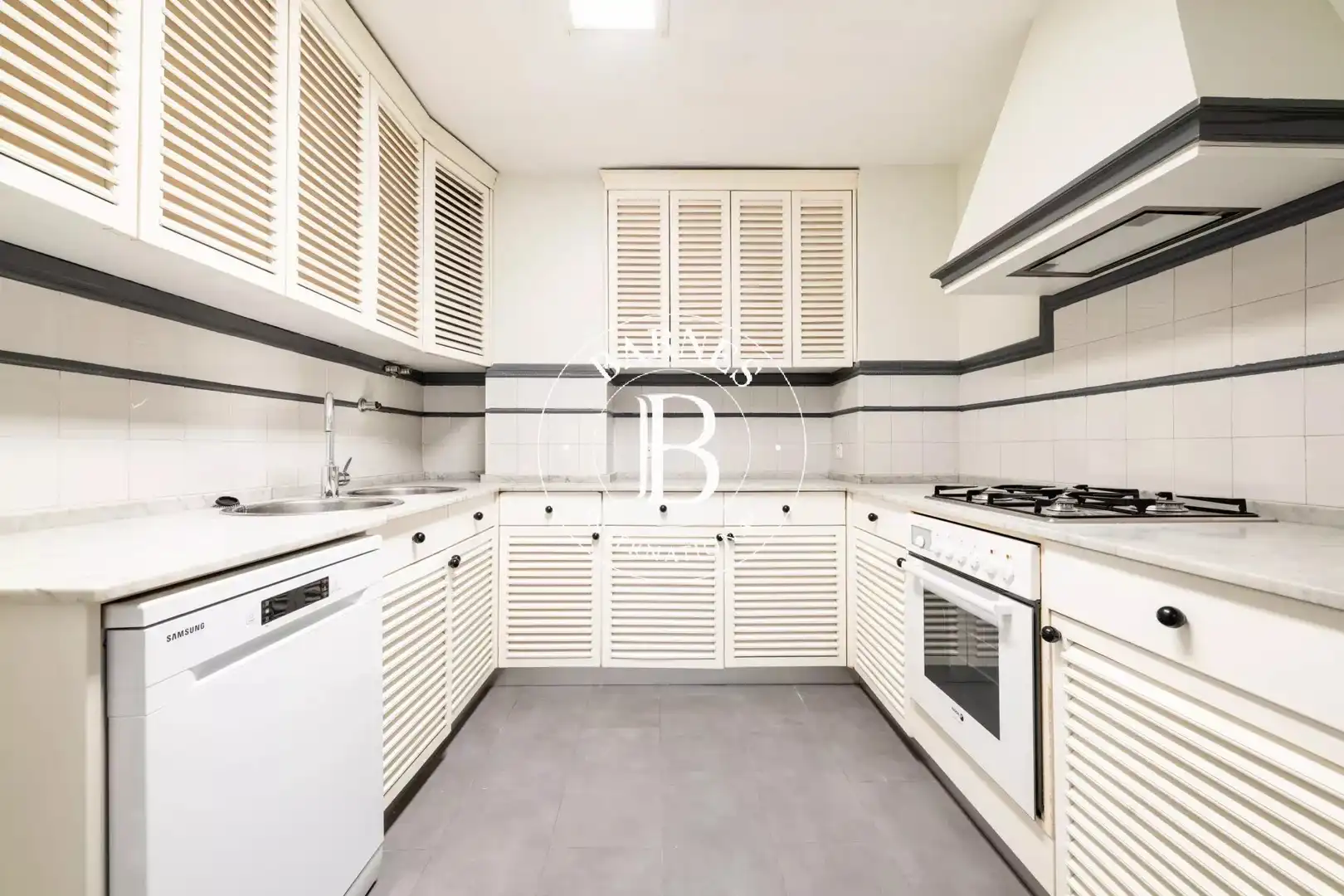 Kitchen of Flat for rent in Madrid  with Air Conditioner, Heating and Storage room