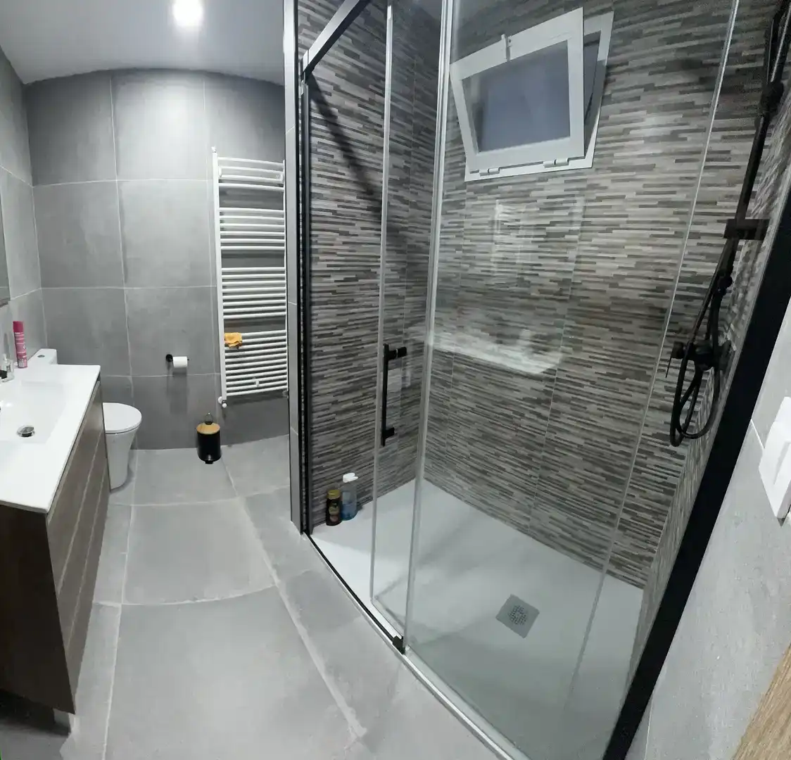 Badezimmer von Wohnung zur Miete in Ourense Capital  mit Balkon
