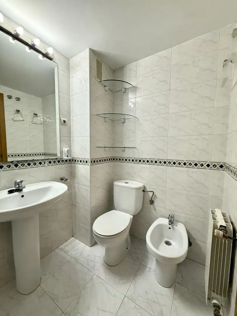 Badezimmer von Wohnung zum Verkauf in Barcelona mit Heizung und Parkett