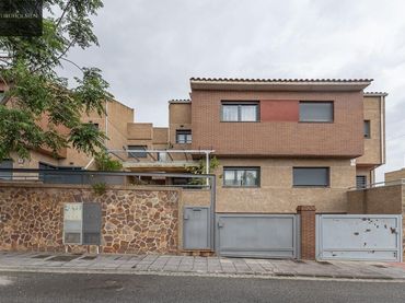 Casa aparellada en venda a Calle Margarita