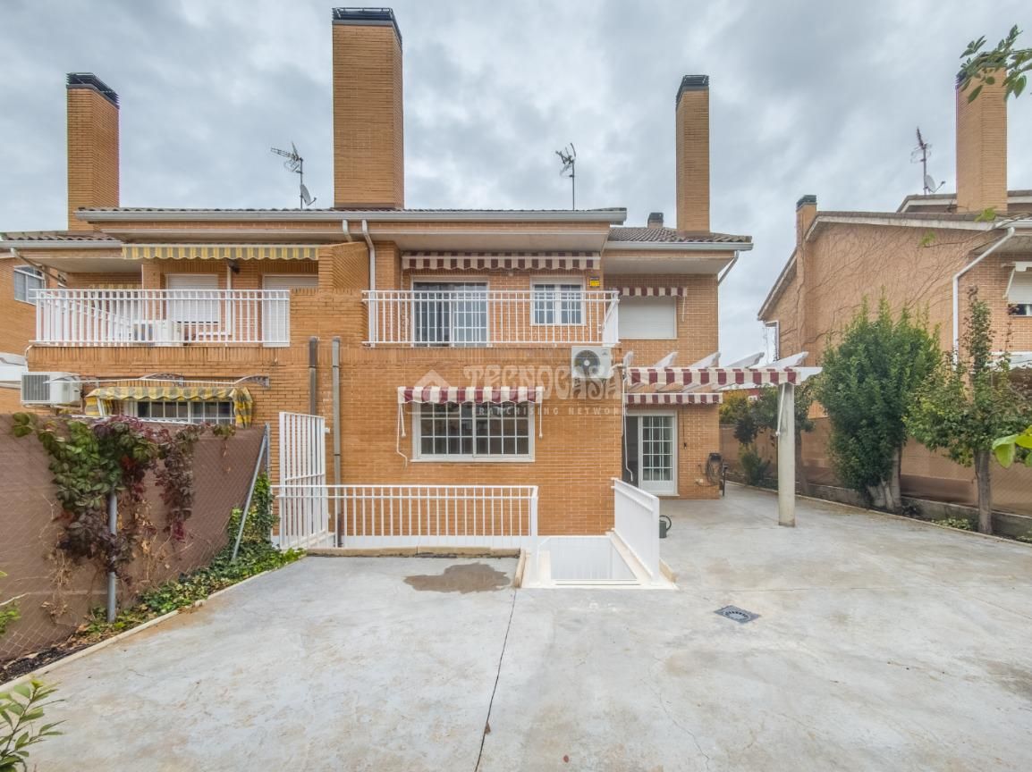 Vista exterior de Casa adosada en venda en Campo Real
