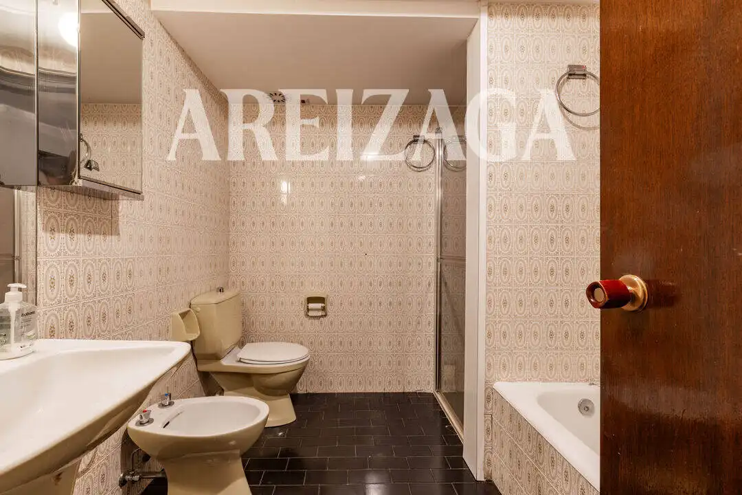 Baño de Piso en venta en Donostia - San Sebastián  con Calefacción, Terraza y Trastero