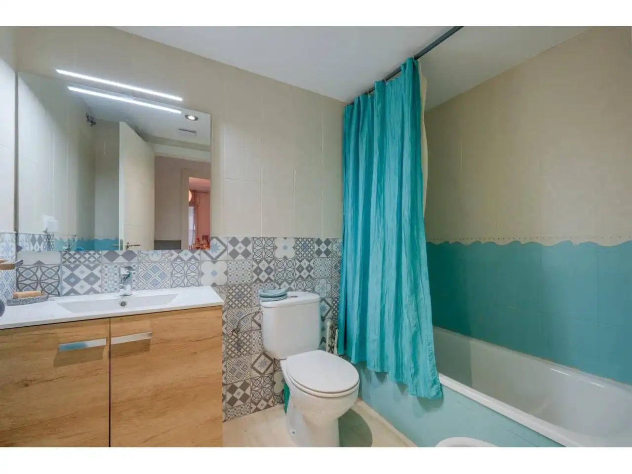 Bathroom of Flat for sale in Girona  with Heating, Parquet flooring and Storage room