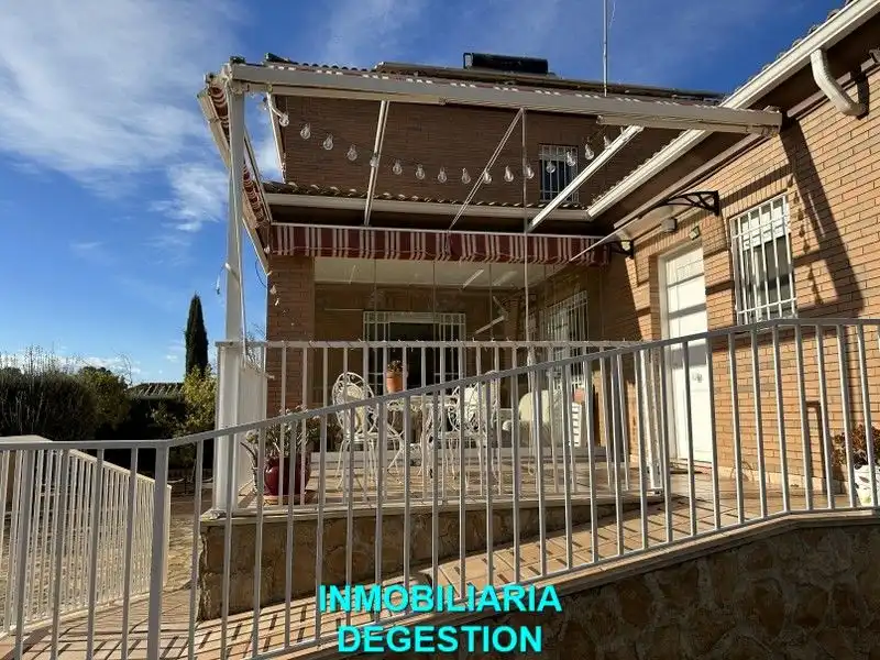 Vista exterior de Casa o xalet en venda en Linares amb Aire condicionat, Calefacció i Jardí privat