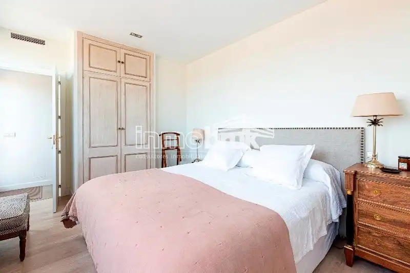 Schlafzimmer von Dachboden zur Miete in La Moraleja mit Klimaanlage, Heizung und Abstellraum