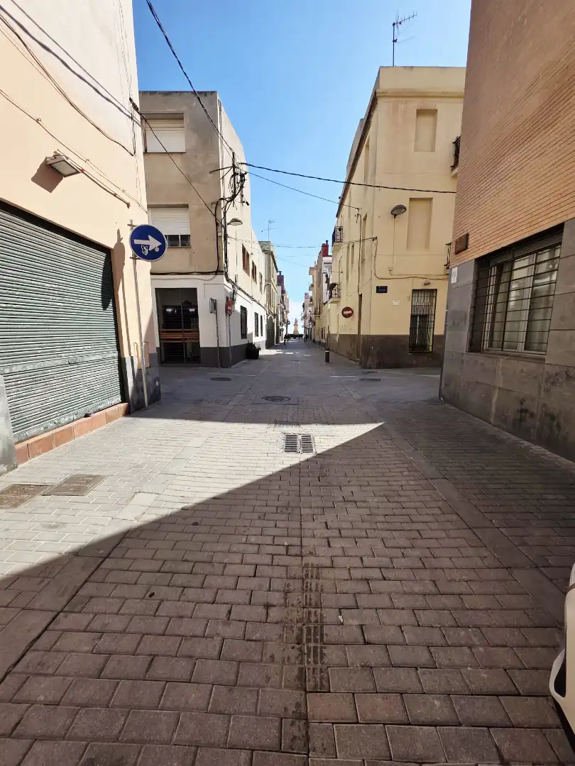 Außenansicht von Gebäude zum Verkauf in Badalona mit Alarm