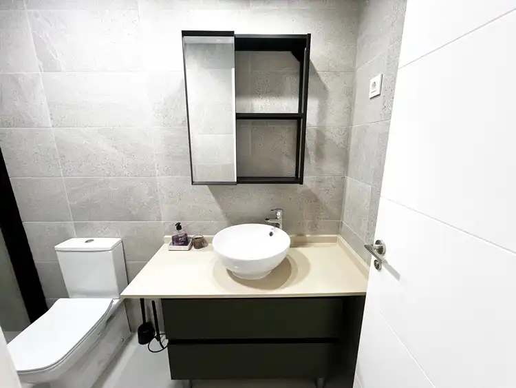 Bany de Estudi de lloguer en Madrid amb Aire condicionat, Calefacció i Moblat