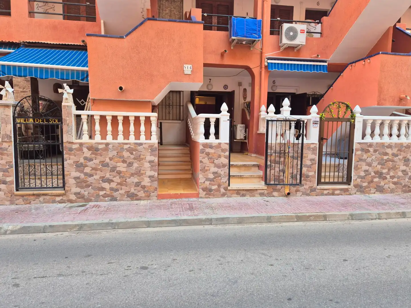 Vista exterior de Planta baja en venta en Torrevieja con Aire acondicionado, Terraza y Trastero