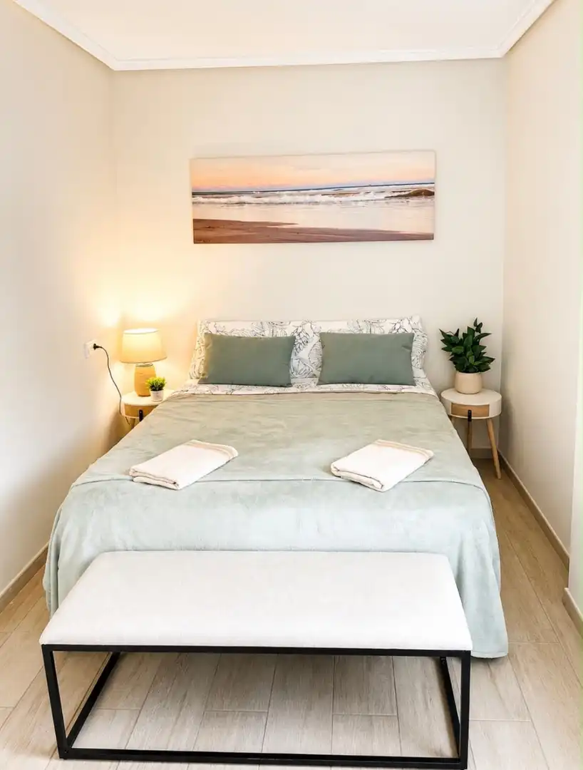 Dormitori de Apartament de lloguer en Torrevieja amb Aire condicionat, Calefacció i Moblat