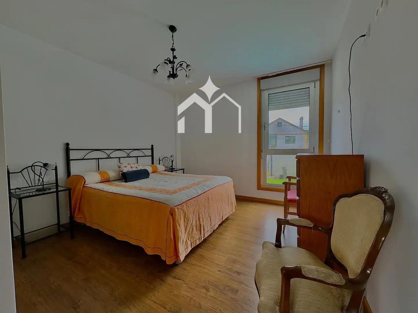 Dormitori de Casa o xalet en venda en Cangas  amb Calefacció, Parquet i Terrassa