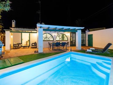 Villa mit Pool zum Verkauf in Calle 18B Nva Andaluc 204