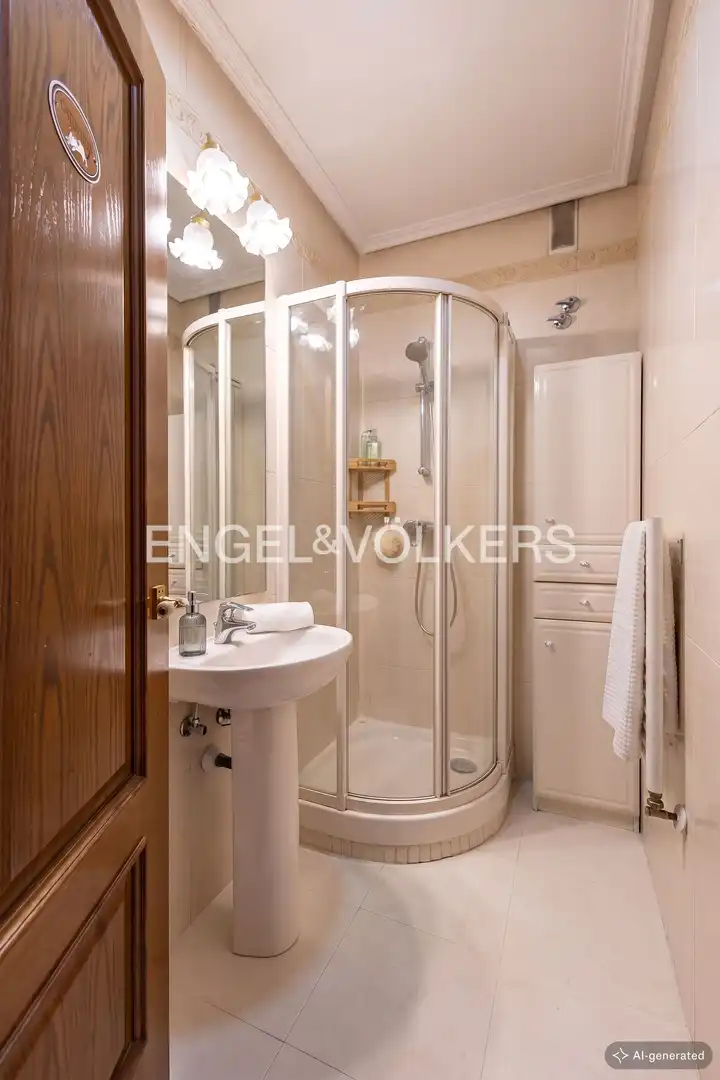 Bathroom of Flat for sale in Madrid  with Heating and Storage room