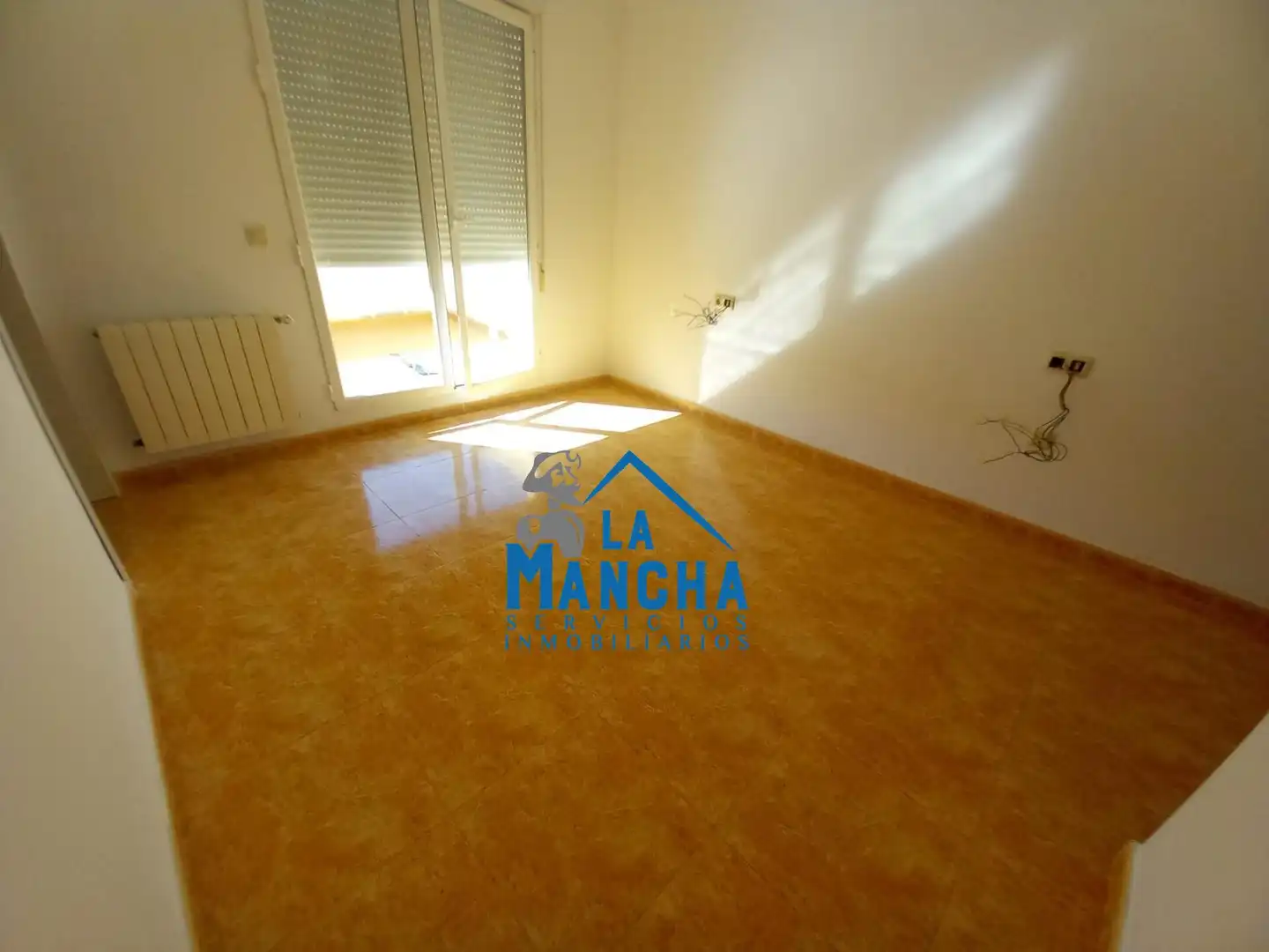 Sala d'estar de Casa adosada en venda en Madrigueras amb Calefacció, Terrassa i Traster