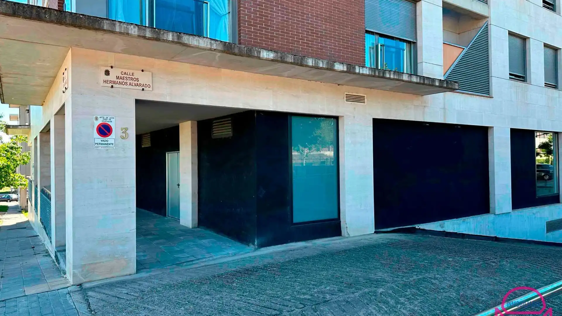 Vista exterior de Local de alquiler en León Capital 