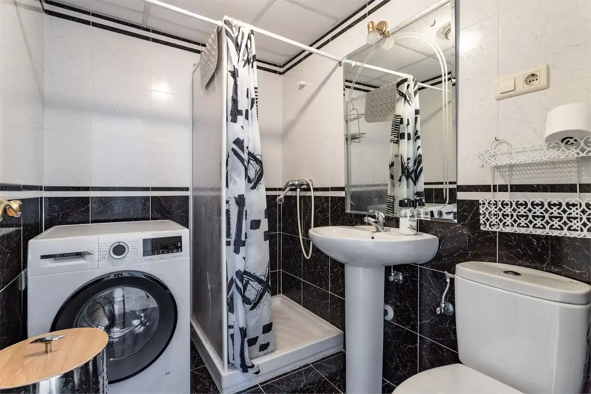 Badezimmer von Wohnungen zum Verkauf in Fuengirola mit Klimaanlage, Heizung und Terrasse