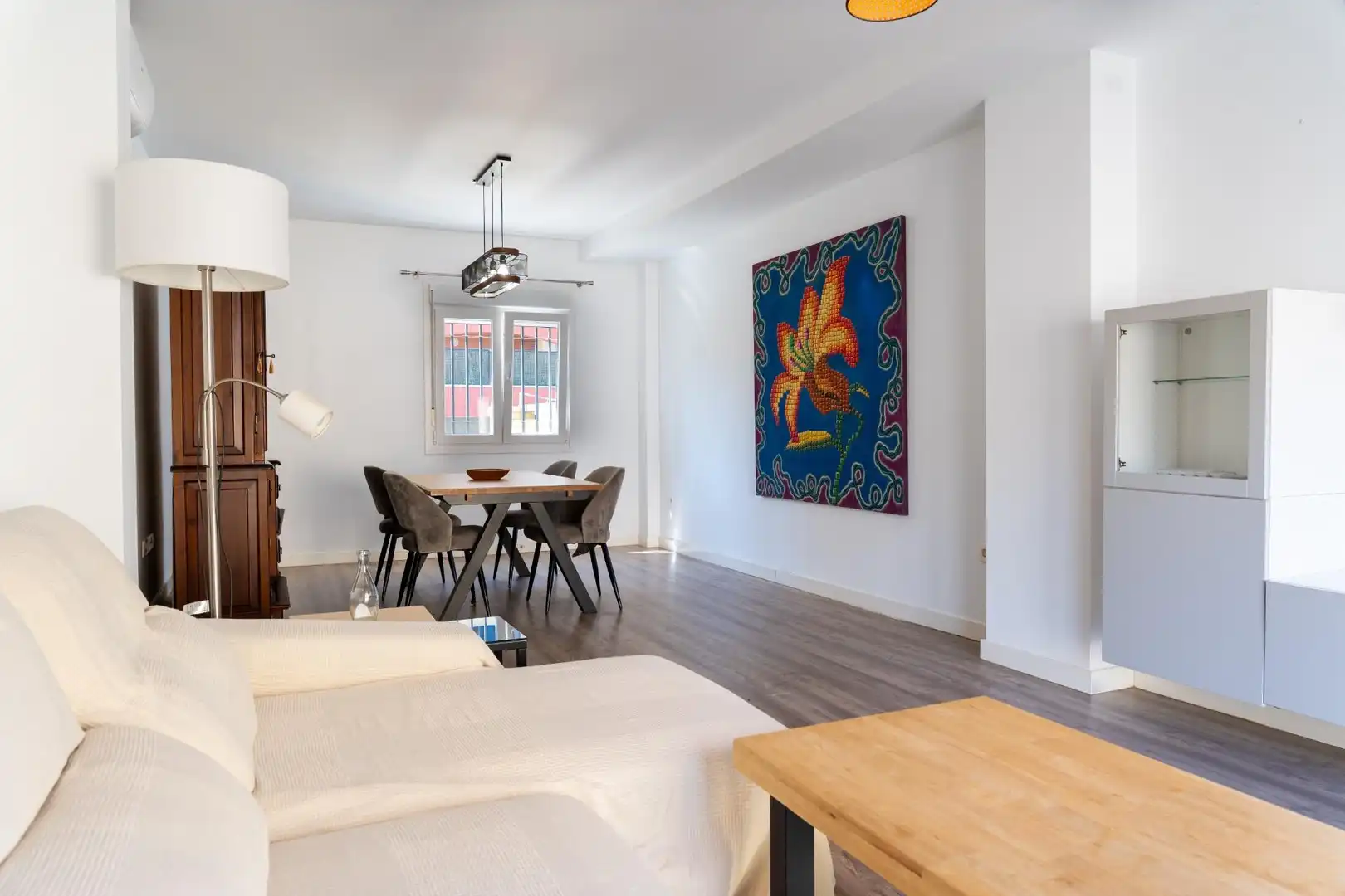 Sala d'estar de Casa adosada en venda en San Juan de Aznalfarache amb Aire condicionat, Jardí privat i Terrassa