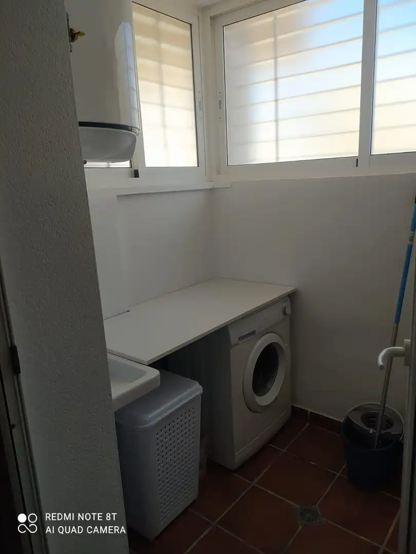Badezimmer von Wohnung zur Miete in Almería mit Klimaanlage, Privatgarten und Möbliert