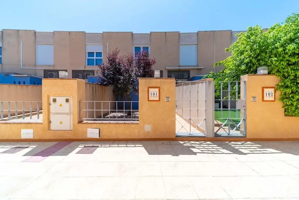 Vista exterior de Casa adosada en venda en Orihuela amb Aire condicionat, Piscina i Moblat