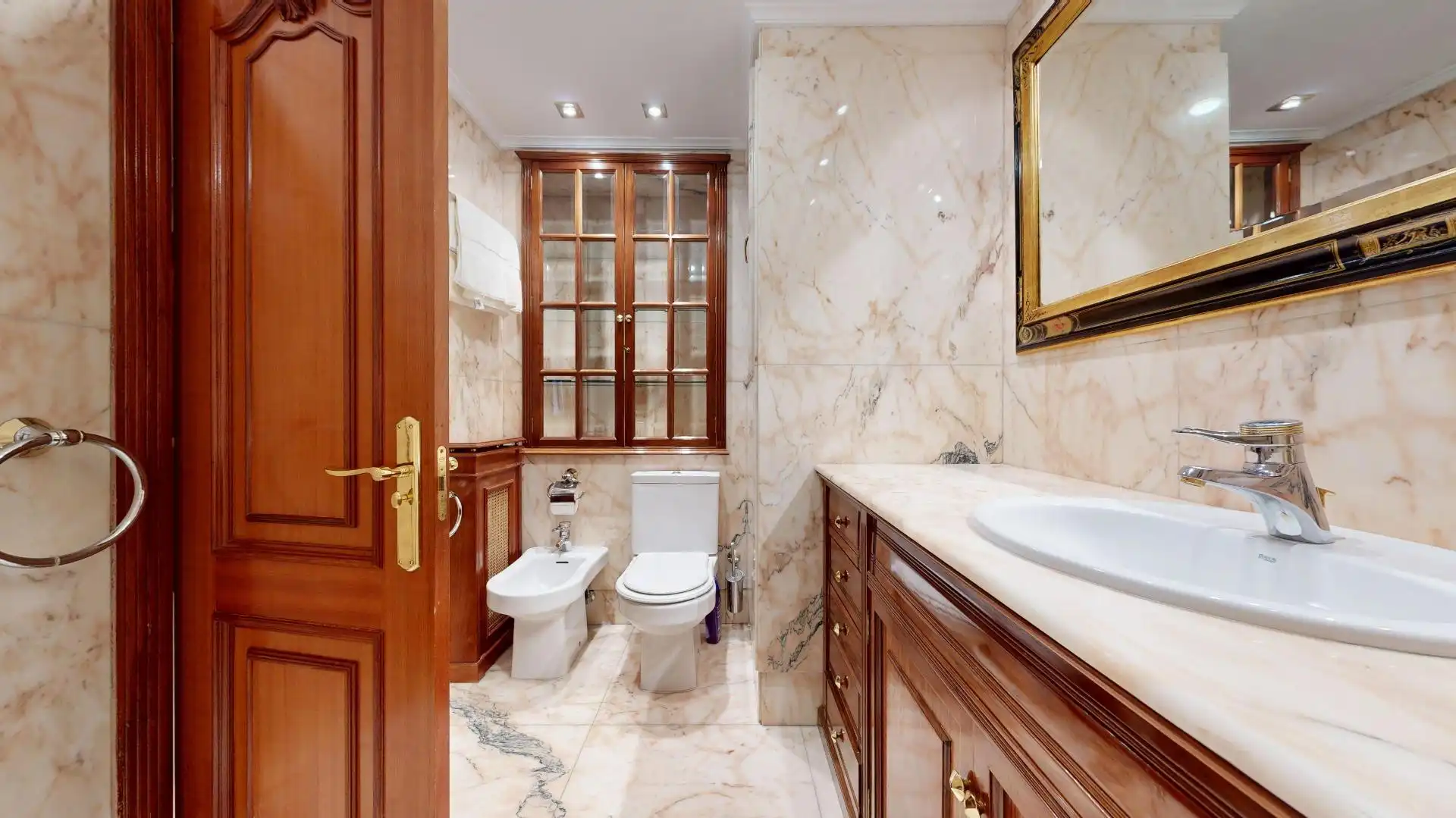 Bathroom of Flat for sale in Bilbao   with Heating, Terrace and Balcony