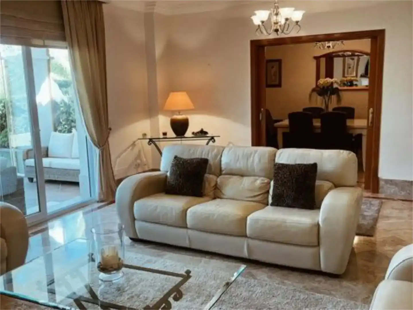 Wohnzimmer von Wohnung zur Miete in Marbella mit Klimaanlage, Privatgarten und Möbliert
