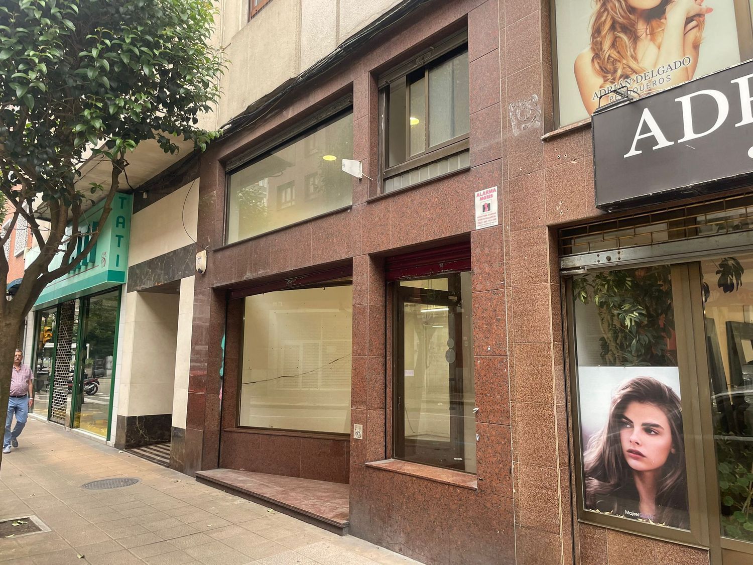 Vista exterior de Local en venta en Gijón 