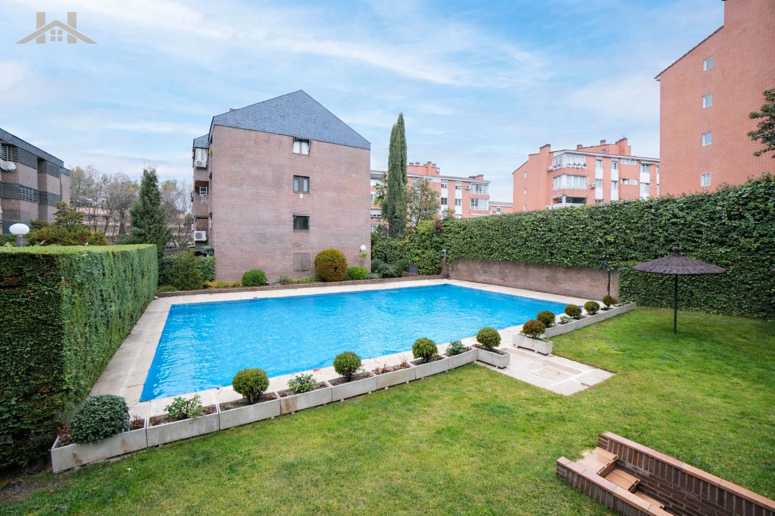 Swimming pool of Flat for sale in Pozuelo de Alarcón  with Air Conditioner, Heating and Community pool