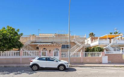 Außenansicht von Einfamilien-Reihenhaus zum verkauf in Torrevieja mit Klimaanlage und Terrasse