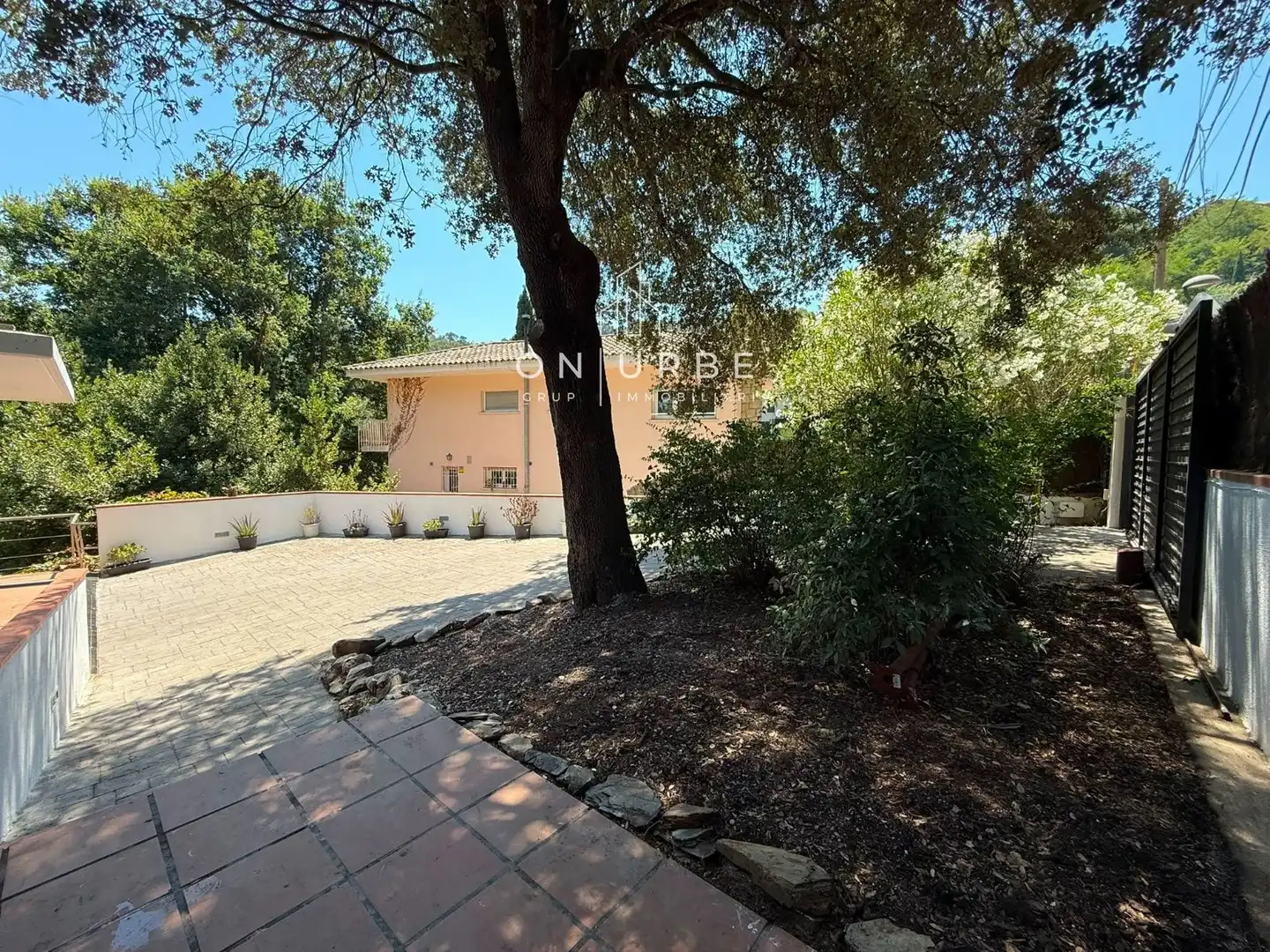 Vista exterior de Casa adosada en venda en Sant Cugat del Vallès amb Aire condicionat