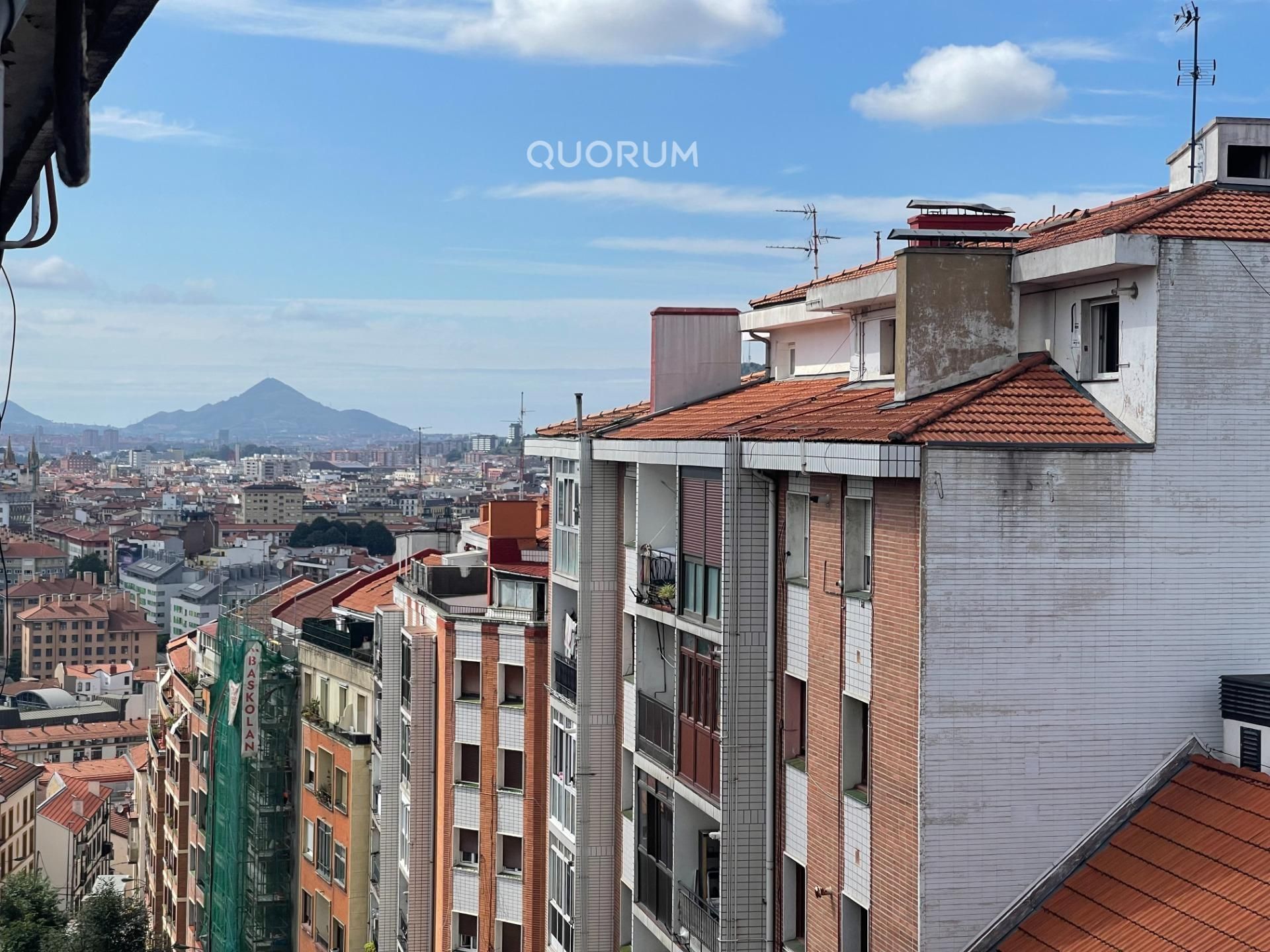 Vista exterior de Pis en venda en Bilbao  amb Terrassa i Balcó