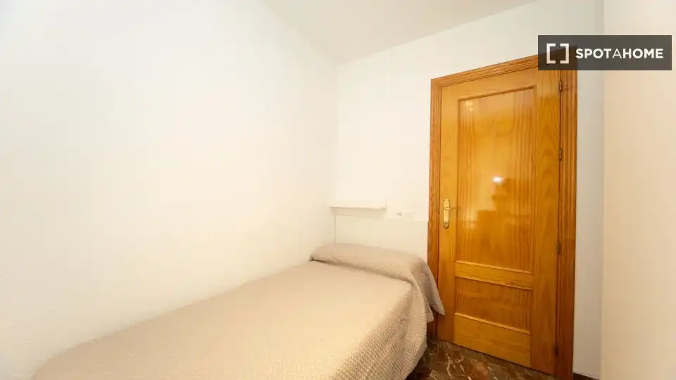 Room in Barrio de Zaidín