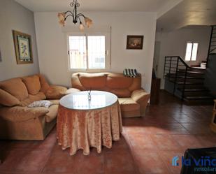 Sala d'estar de Casa adosada en venda en Sierra de Yeguas amb Terrassa
