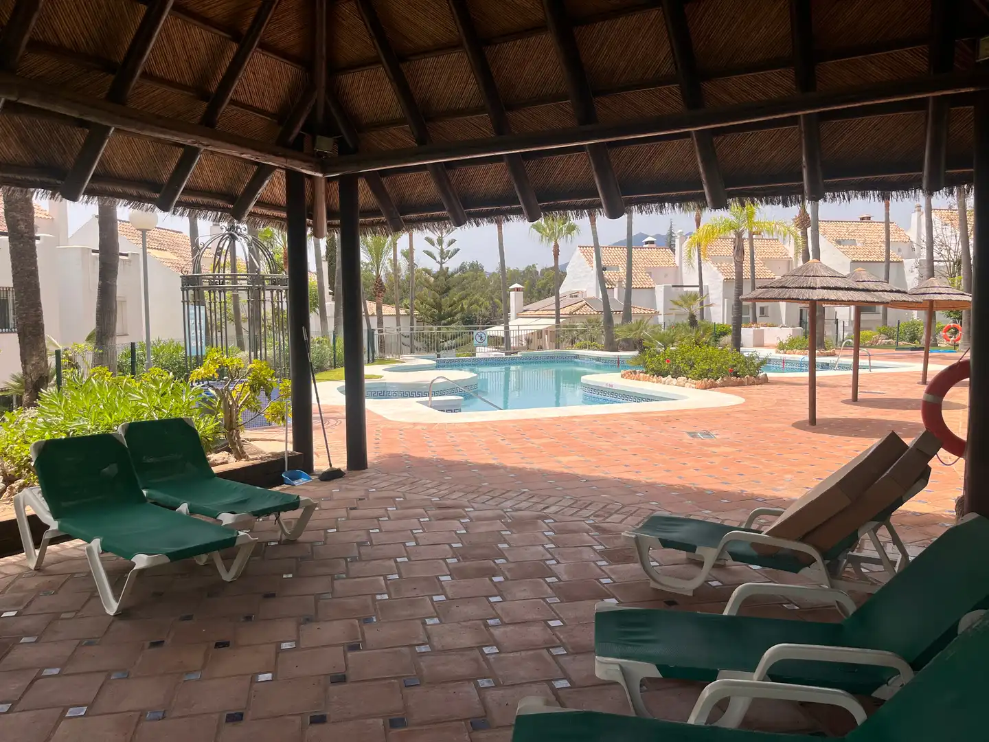 Piscina de Casa adosada en venda en Marbella amb Jardí privat, Terrassa i Moblat