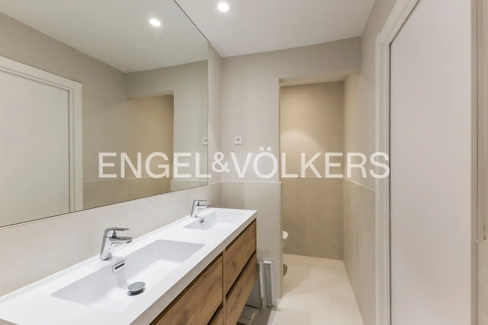Bathroom of Apartments for rent in Madrid  with Air Conditioner and Heating