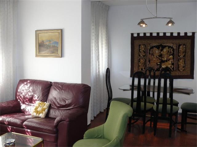 Living room of Flat to rent in Girona Capital  with Heating, Parquet flooring and Furnished