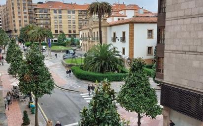 Vista exterior de Pis en venda en Oviedo  amb Calefacció