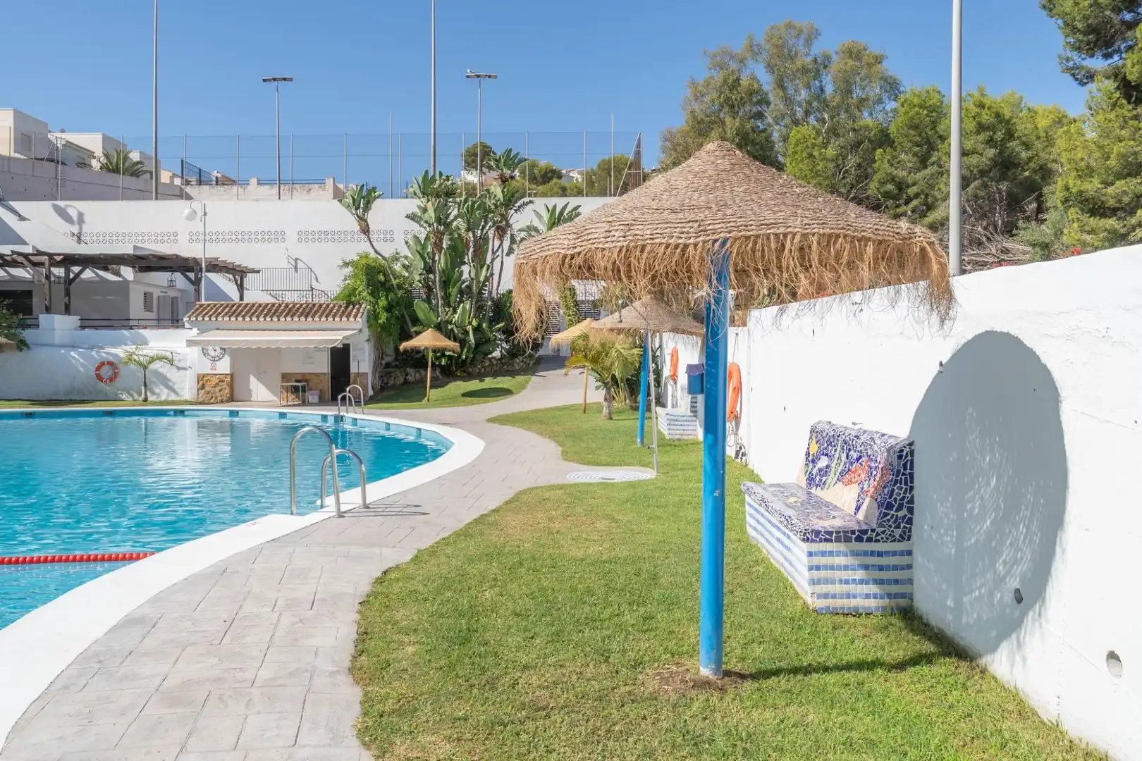 Schwimmbecken von Haus oder Chalet zum Verkauf in Almuñécar mit Privatgarten, Terrasse und Balkon