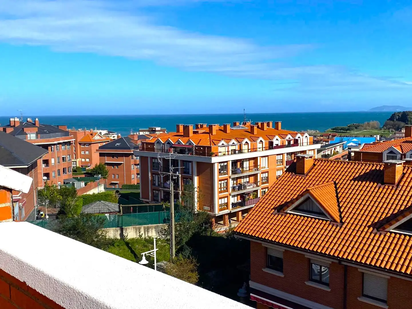 Vista exterior de Casa adosada en venda en Castro-Urdiales amb Calefacció, Parquet i Terrassa