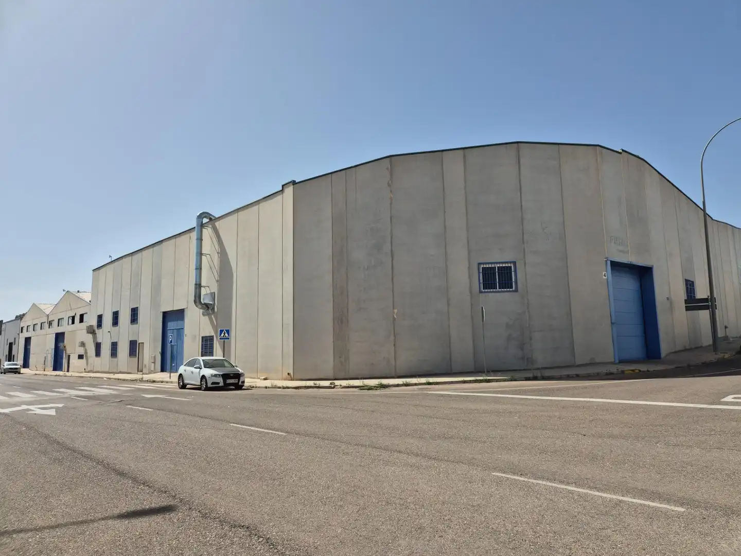 Außenansicht von Fabrikhallen zum Verkauf in Monóvar  / Monòver