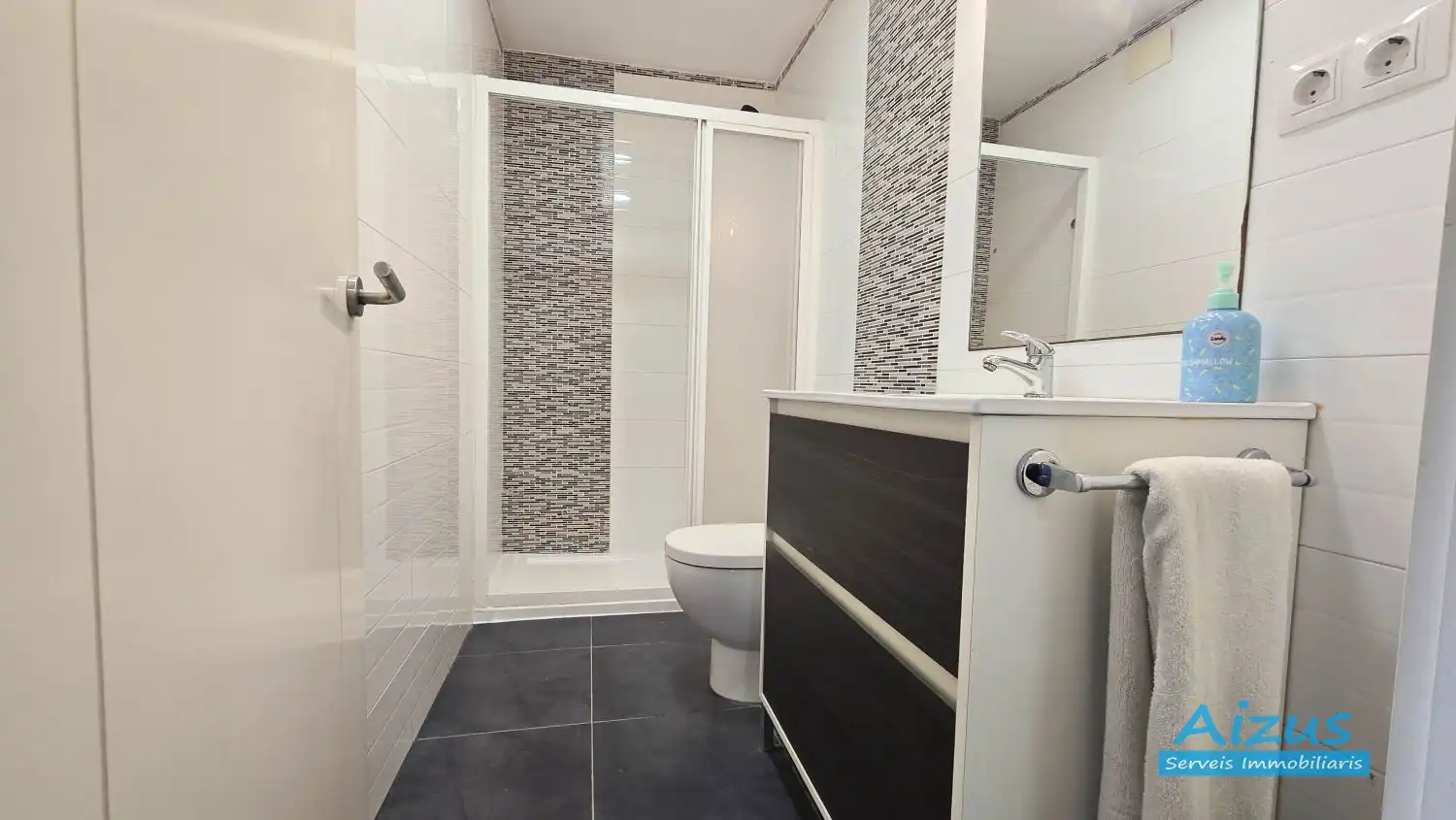 Badezimmer von Erdgeschoss zum Verkauf in Ripollet mit Ofen