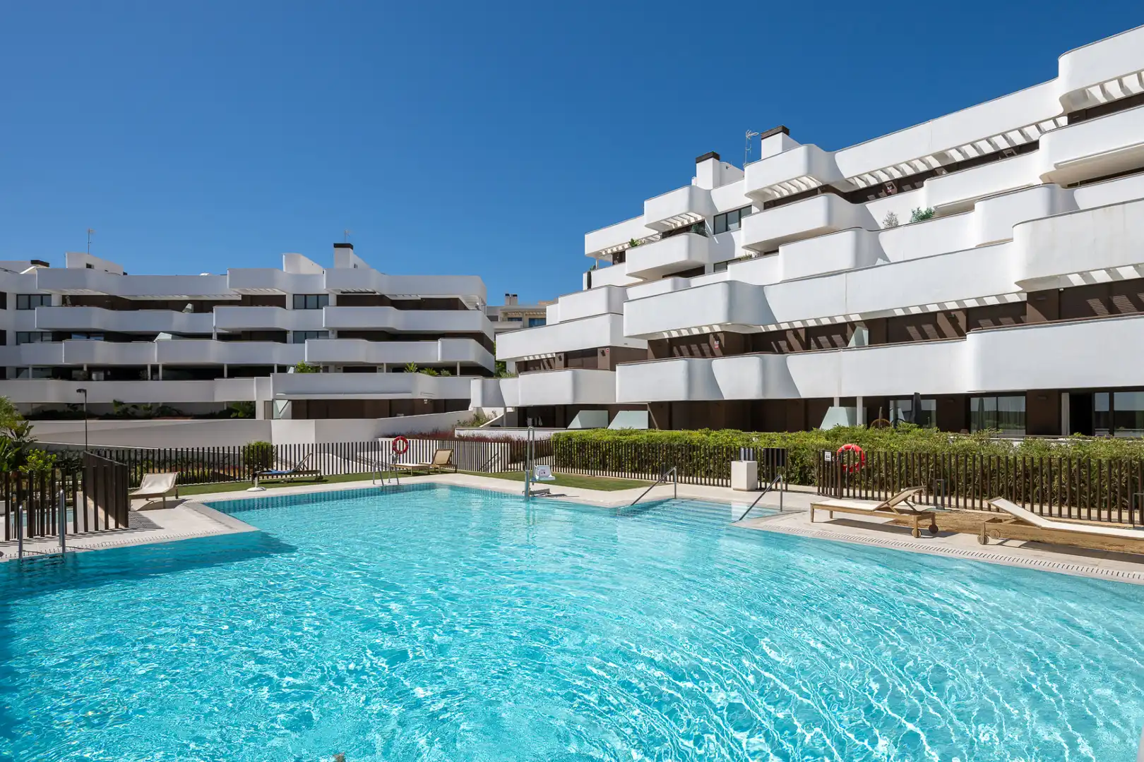 Vista exterior de Ático en venta en Estepona con Aire acondicionado, Terraza y Piscina